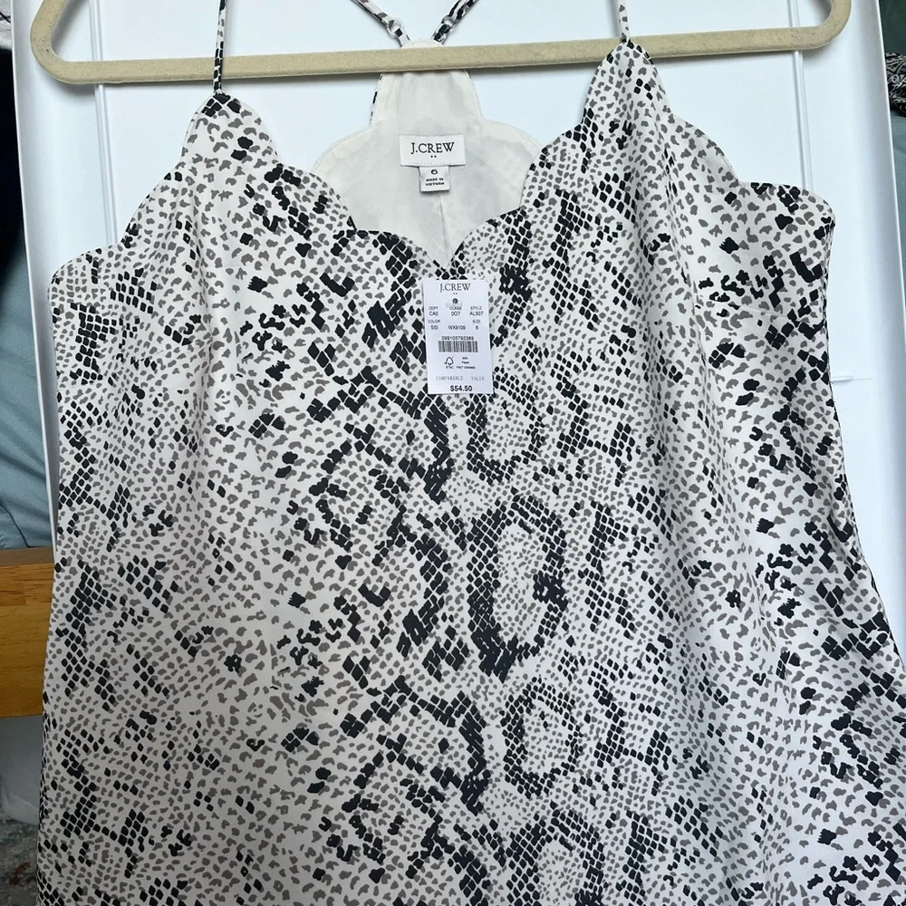Scalloped Crepe Cami - Picture 3 of 4